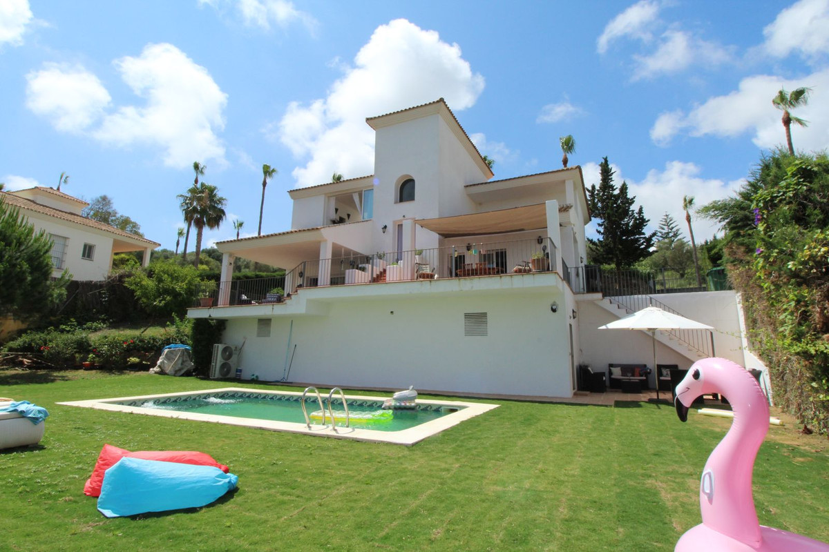 Villa for sale in Sotogrande Alto 1,225,000€