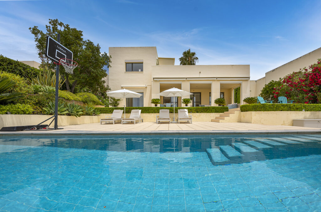 Contemporary Courtyard Villa With Guest House In Las Cimas — Collection Photo — Ref CE0385