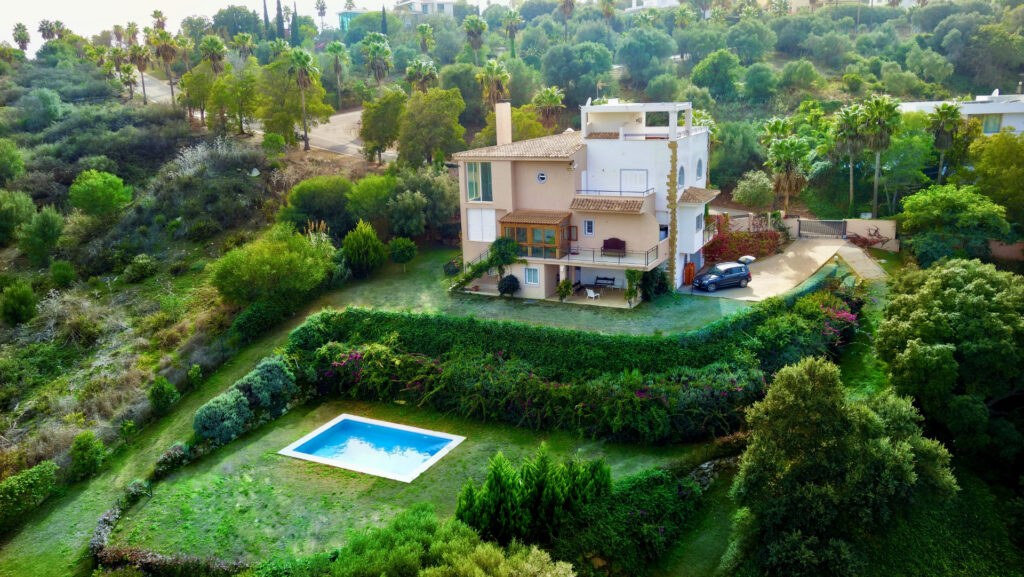 Family Villa With Private Lift On A 4,000 M² Plot — Collection Photo — Ref V345