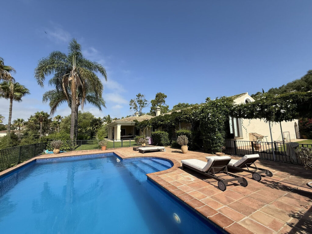 Villa With Valderrama Golf Views And Independent Guest Annex — Collection Photo — Ref R5123914