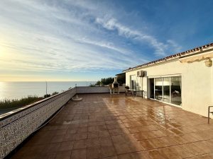 Detached Villa for sale in Torreguadiaro 925,000€